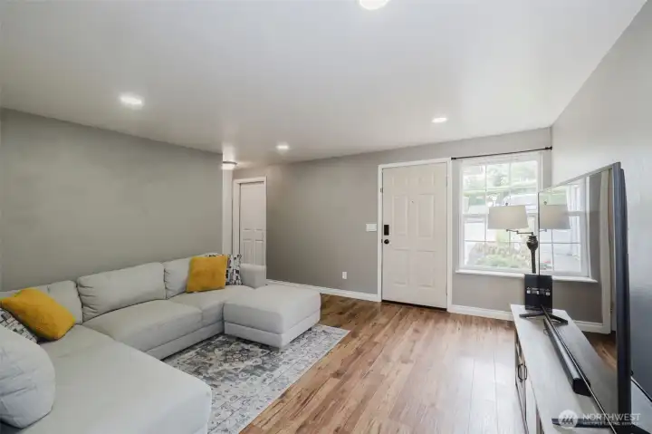 Living Room/Entry