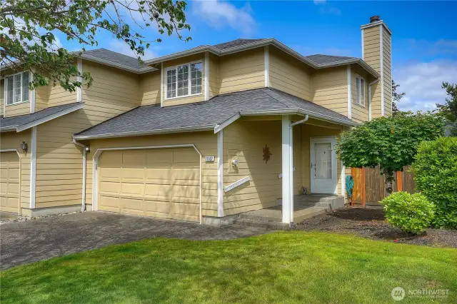 Classic Northwest contemporary townhouse in this small gated community of Crestview Village.