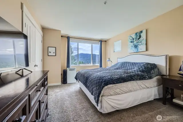 Large primary suite with awesome mountain views!