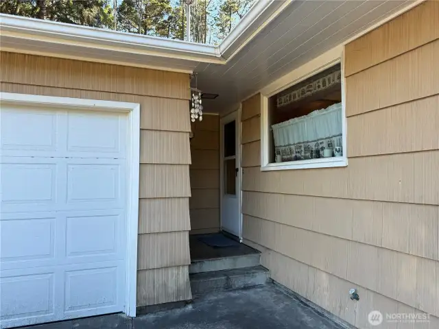 breeze way from 2 car garage