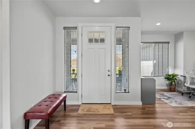 Spacious entry! - To the right is a nook ...