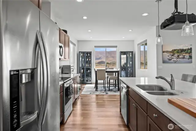 Newer stainless steel appliances (2020),  double undermount sinks, pendant lighting