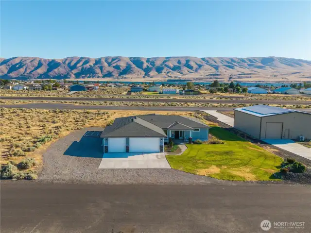 Look at those Yakima Ridge hills & the  Columbia River in the foreground!