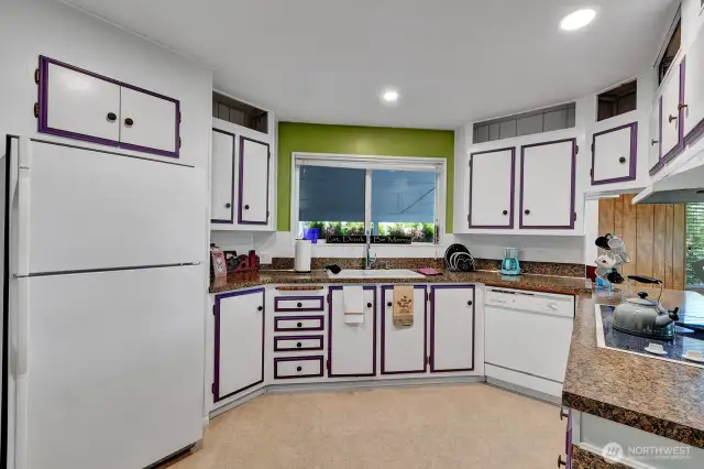 What a "fun" kitchen. Sharp, clean and colorful. Tons of storage and prep space. Room for more than one person to be cooking and not bump into each other.