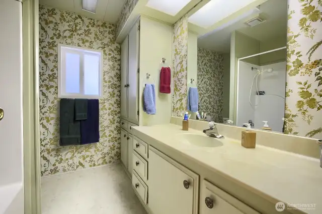 Full bath in hallway for guests. Again, plenty of storage space for all bathing nécessites.