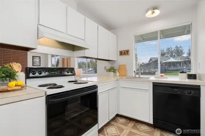 Kitchen - all appliances stay!