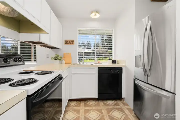 Kitchen - all appliances stay!