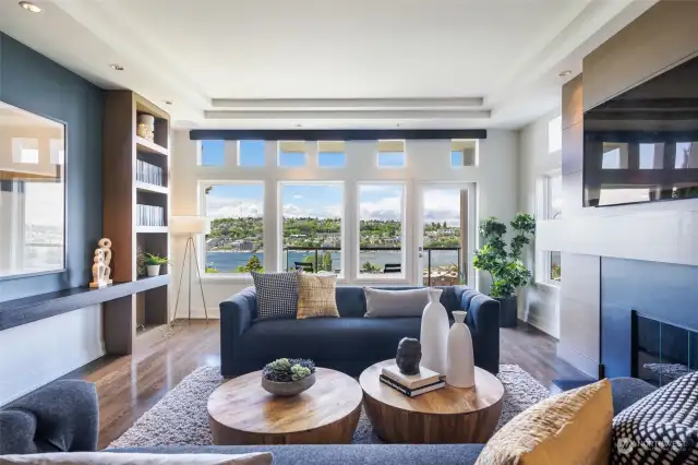 The expansive living room draws the eye to the horizon and view of the city, Lake Union and Gas Works Park.