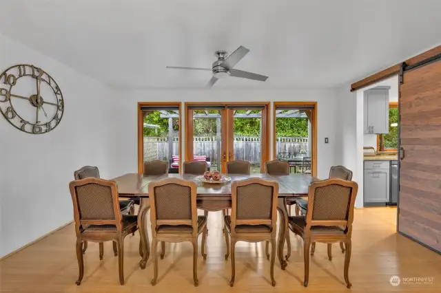 Gather and sit 10 people very comfortably in this airy dining room.