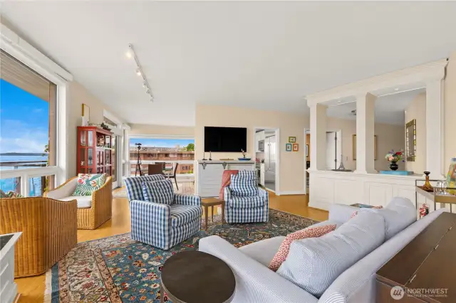 Spacious open floor plan, great for entertaining.