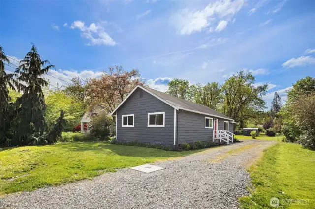 Just minutes from downtown shops, dining, Snoqualmie Falls, and the brewery scene. With easy access to Hwy 202 and I-90, you are perfectly positioned for quick trips to Bellevue, Seattle, or weekend getaways to the mountains.