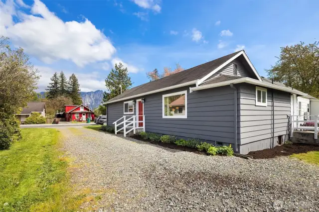 Just minutes from downtown shops, dining, Snoqualmie Falls, and the brewery scene. With easy access to Hwy 202 and I-90, you are perfectly positioned for quick trips to Bellevue, Seattle, or weekend getaways to the mountains.