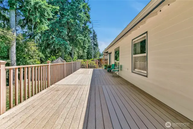 Another view of this large deck -great for those barbecues!