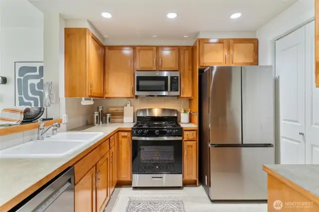 All new Stainless Steel appliances.  Gas Stove covered by HOA