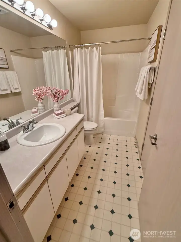 Upstairs full continental bath