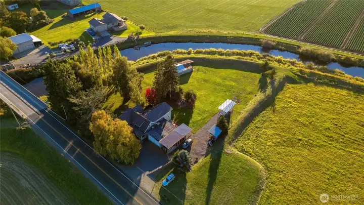 The cherished town of Edison is just down the street with quick access to your favorite bakeries, restaurants shopping and a bit farther up to Chuckanut Dr will find some more lovely quaint restaurants.