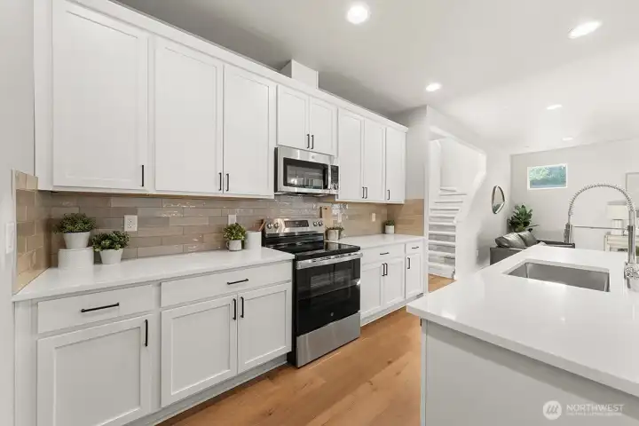 Photographs are for illustrative purposes only. Features, finishes, interior/exterior colors, landscaping and floorplan shown may vary from actual homes built. Photographs are for illustrative purposes only. Features, finishes, interior/exterior colors, landscaping and floorplan shown may vary from actual homes built.