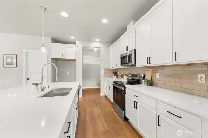 Photographs are for illustrative purposes only. Features, finishes, interior/exterior colors, landscaping and floorplan shown may vary from actual homes built. Photographs are for illustrative purposes only. Features, finishes, interior/exterior colors, landscaping and floorplan shown may vary from actual homes built.
