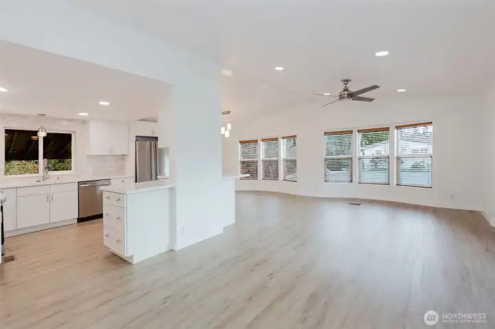 Spacious, open concept for easy flow between living room, kitchen and dinning room areas.