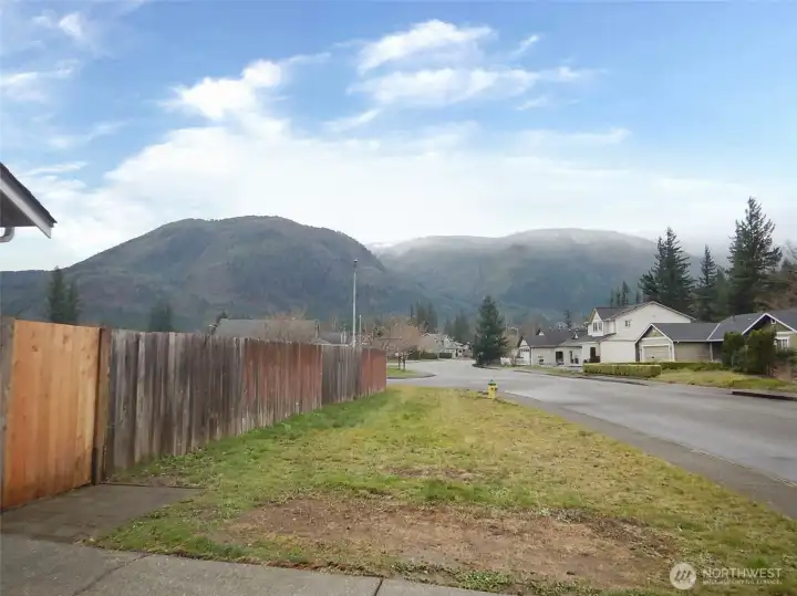 Corner lot, tall fence and a mountain view!