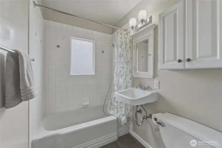 Bathroom #1 - Main floor