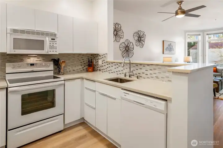 When you don't feel like cooking, you can grab takeout from Belltown's endless array of restaurants, all within blocks.