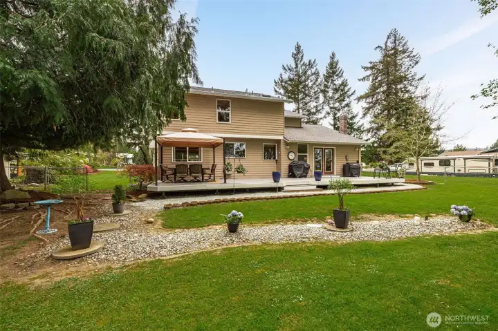 Beautiful Large backyard-fenced