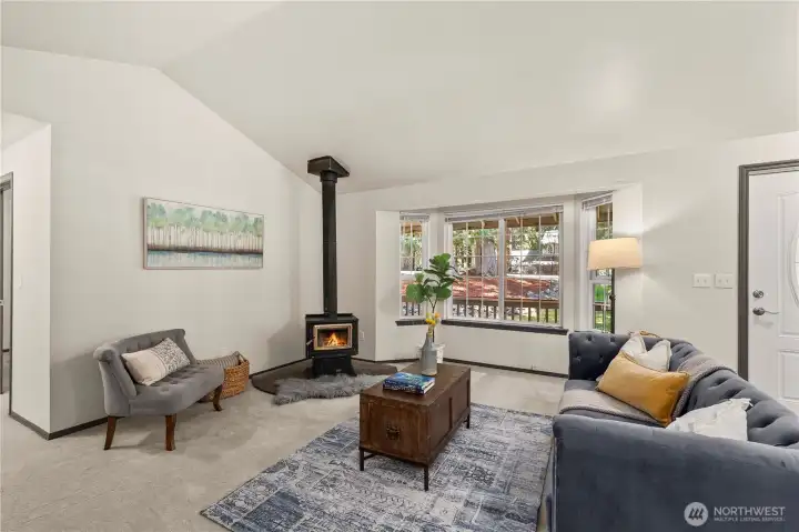 Living room w/ vaulted ceilings