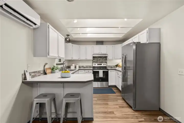 Kitchen with skylights, breakfast bar & SS appliances