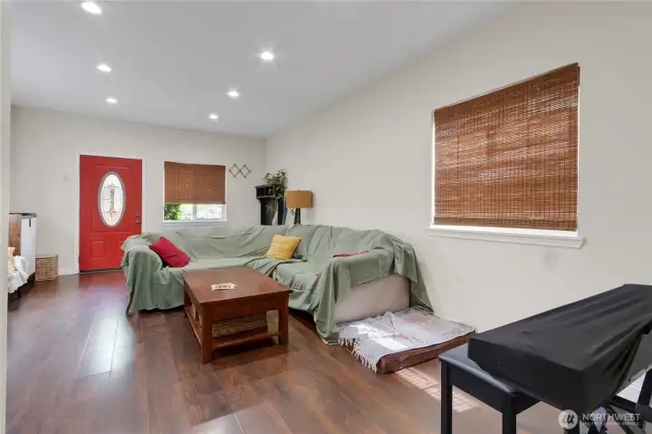 Generous sized living room, plenty of natural light and easy to clean laminate flooring!