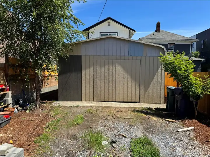 This property allows so much flexibility, run your business out of here, house-hack, turn possible future DADU into a rental, Multigenerational living, all within close proximity to downtown Tacoma!