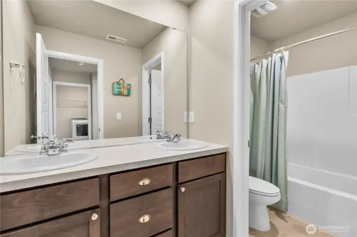 Full bath located upstairs adjacent to the tww bedrooms.