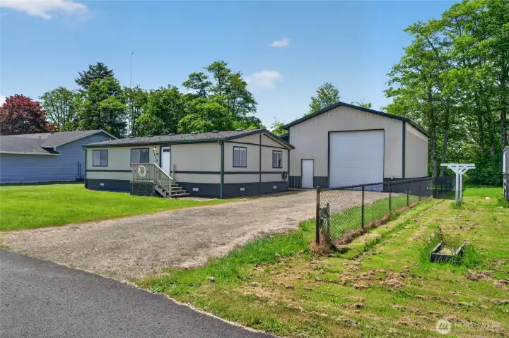 3 Bedroom 2 bath with 40x26 Pole Barn