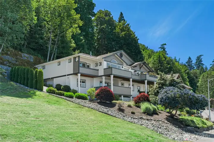 Wonderful Brentwood Home  With 3 Viewing Decks
