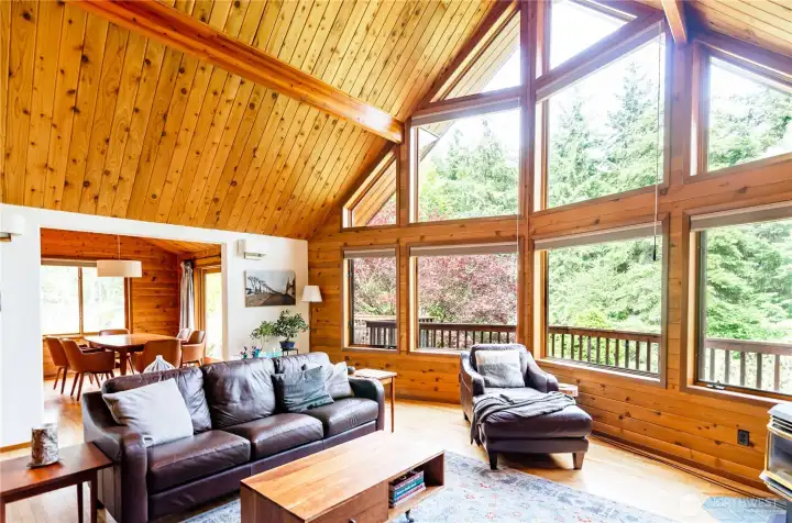 The warmth of natural wood ceilings and walls creates a comfortable setting to relax and be in harmony with nature. The warmth of natural wood ceilings and walls creates a comfortable setting to relax and be in harmony with nature.