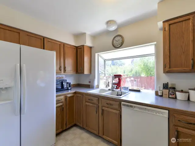 Nice Kitchen, the appliances stay.
