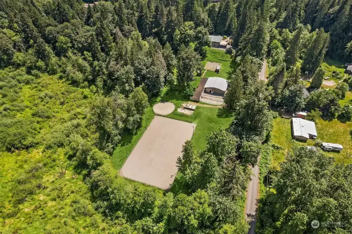 Elegant home, with barn, arena and round pen