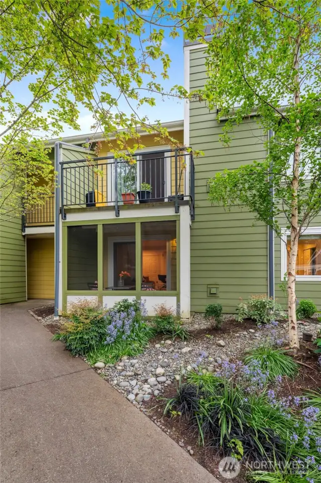 Charming ground-level unit in a prime location—just minutes from Factoria Mall, top-rated Newport High School, banks, restaurants, and easy freeway access to everything the Eastside has to offer.