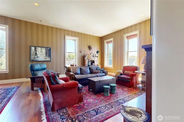 Comfortable and welcoming living room, perfect for connecting with friends and family in a light-filled atmosphere.