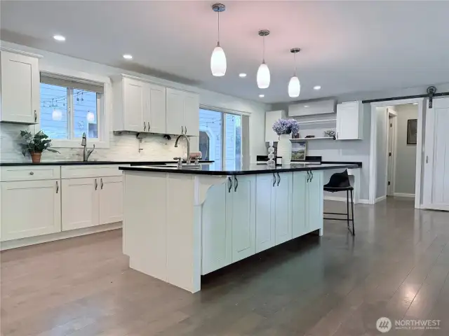 Black quartz, marble backsplash, undercounter lighting