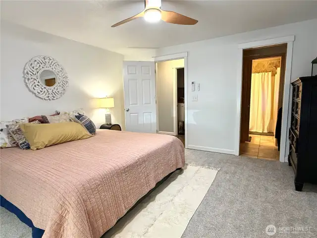 Fresh carpet, new ceiling fan/light