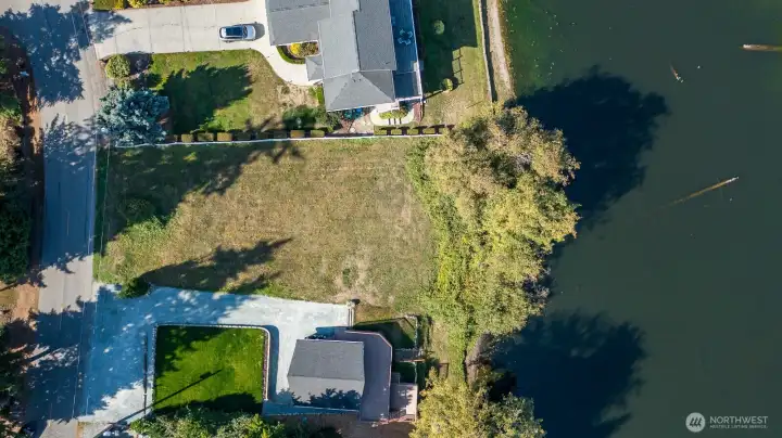 Last lot on the lake for develppment, bring your custom built plans and make your dreams a reality.
