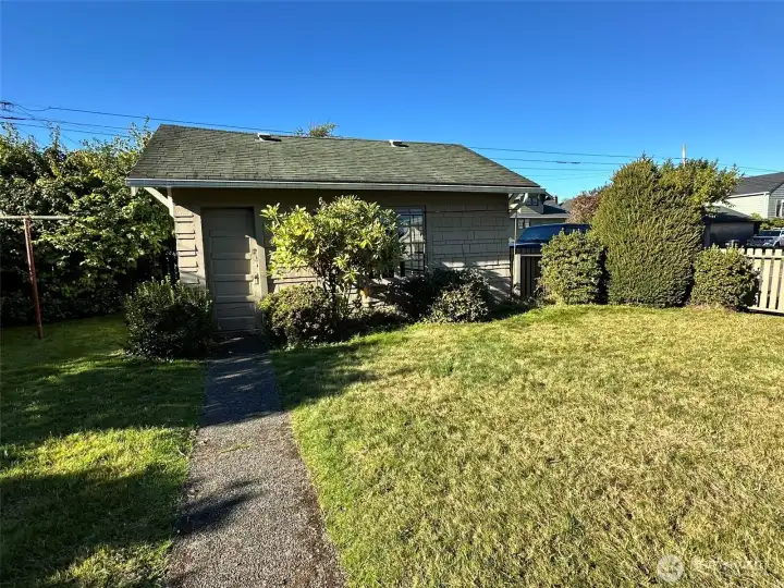 Detached garage