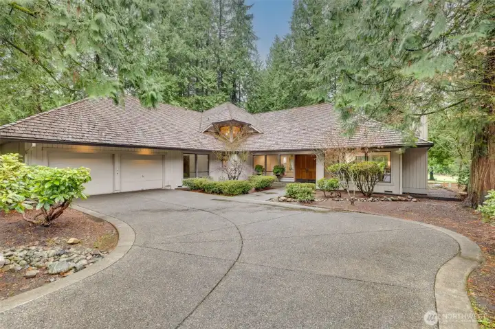 Sahalee golf course home located on 2 East.