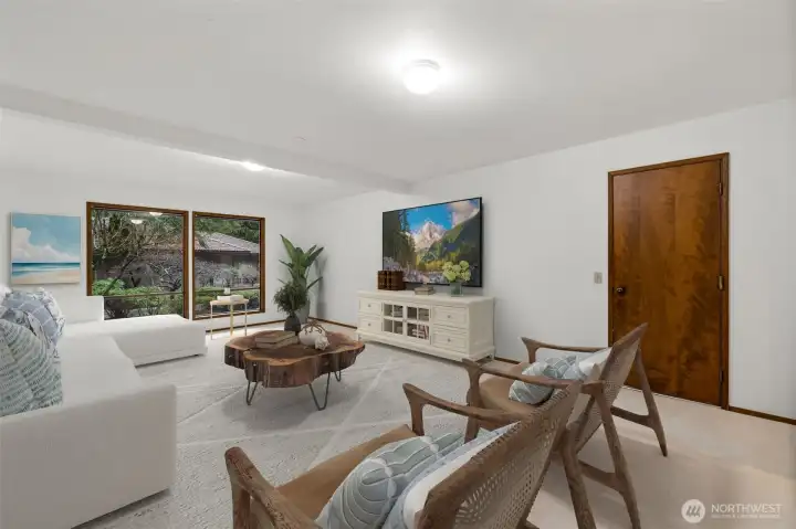 Main floor bonus room. (virtually staged)