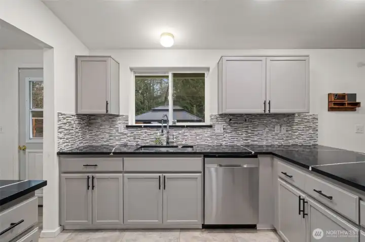 Ample counter and cabinet space