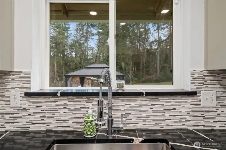 Stainless steel farmhouse sink