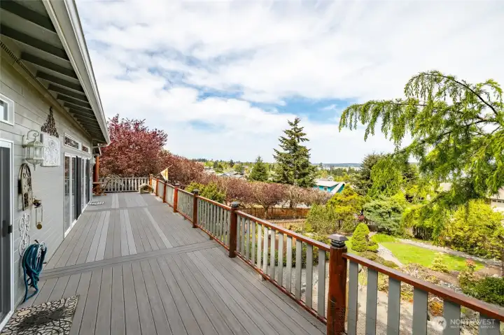 Front deck with entertaining space and perfect place to watch the sailboats float by Front deck with entertaining space and perfect place to watch the sailboats float by