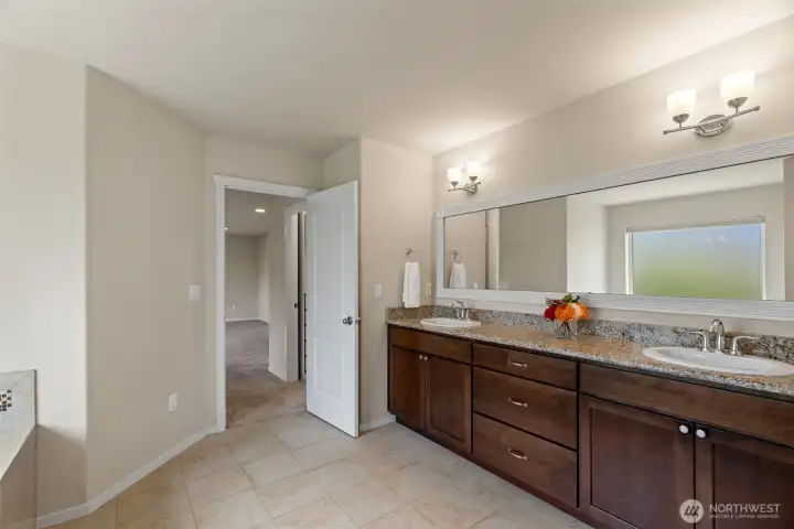 Slab granite & 5 piece ensuite bathroom. Slab granite & 5 piece ensuite bathroom.