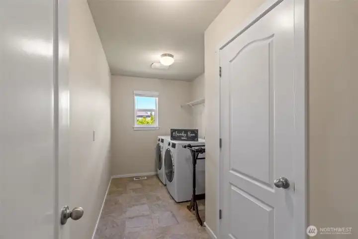 Laundry is conveniently located upstairs. Laundry is conveniently located upstairs.